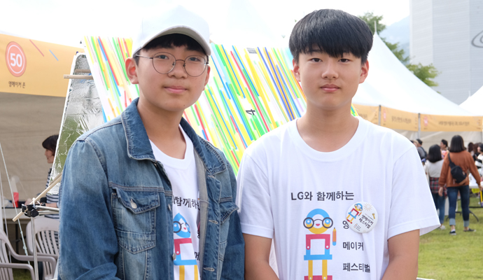 이제 막 메이커 세계에 입문한 왼쪽부터 이현구, 정유석(김포중 1년) 학생. 두 친구는 다른 친구들과 힘을 모아 친환경 미래 생태 도시에 필요한 식물 재배 시스템을 만드는 데 성공했다. - 염지현 제공