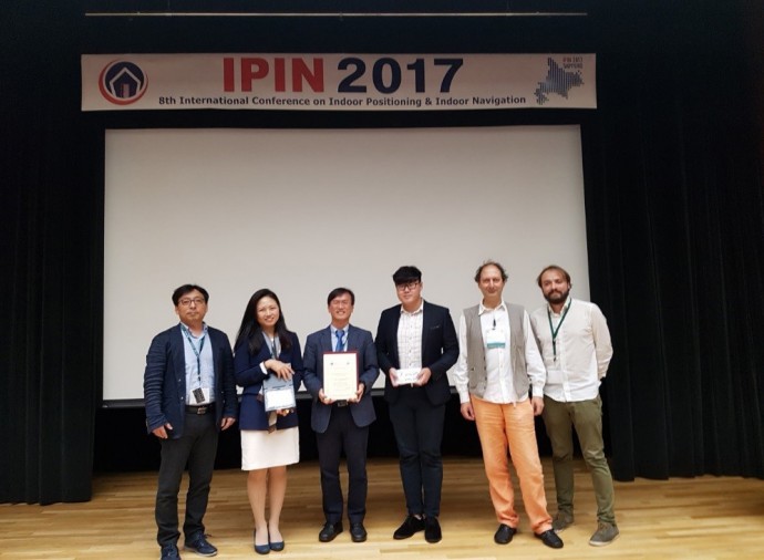 IPIN 2017 시상식에 참석한 연구팀. 왼쪽 두 번째부터 박소영 박사과정생, 박찬국 교수, 이재홍 석사과정생. - 서울대 제공