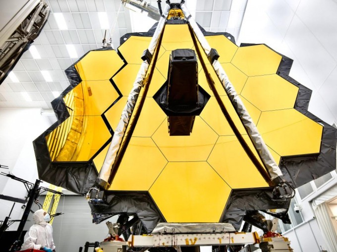 2020년 발사될 예정인 ‘제임스 웹 우주망원경(JWST)’은 최근 최종 조립 단계에 들어갔다. 29년째 심(深)우주를 관측해온 허블 우주망원경의 뒤를 잇는 역대 최대 규모의 우주망원경이다. - 미국항공우주국 제공