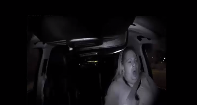자전거를 끌면서 보행자가 갑자기 나타나자 운전자가 놀라면서 관련 조치를 제대로 취하지 못하고 있는 모습이 보인다. - 템페 경찰 트위터 캡쳐