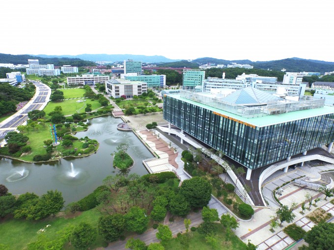 KAIST 전경. KAIST 연못 우측으로 KAIST 연구소 건물이 보인다. KAIST는 교육과 연구, 기술사업화, 국제화, 미래전략 5개 부문에 걸쳐 혁신전략을 마련해 2031년까지 세계 10대 대학으로 발돋움할 계획이다. KAIST 제공