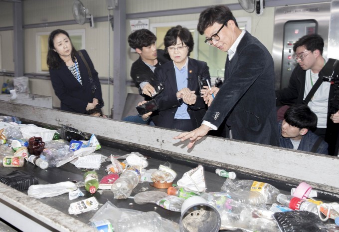 김은경 환경부 장관이 2일 오후 경기 광명시 소재 폐비닐 재활용업체를 방문해 폐비닐 수거 현장을 점검하고 있다. -환경부 제공