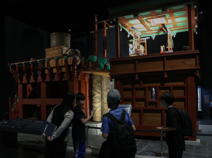 복원한 자격루. 자격루는 스스로 치는 시계 라는 뜻이다. 물시계에 자동으로 시간을 알려주는 장치를 추가한 것이다. 1434년(세종 16년) 세종의 명으로 장영실이 만들어 경복궁 경회루 남쪽 보루각에 처음 설치했다. 하루 12번 시각을 알리는 종, 밤 동안 시각을 알리는 북과 징으로 구성된다.
