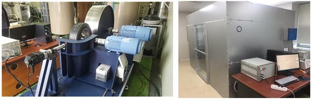 한국기계연구원이 개발한 타이어 마모 미세먼지 시뮬레이터(왼쪽)와 실험용 체임버(오른쪽). 일정한 배출구가 없어 측정이 어려웠던 타이어 발생 비산먼지를 측정하기 위한 장비로, 타이어가 도로 위를 달리듯 타이어와 도로 표면처럼 까칠한 소재가 서로 맞닿으면서 회전하도록 만든다. - 한국기계연구원 제공