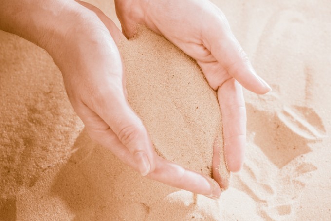 손으로 잡은 모래가 손가락 사이로 빠져나가는 것을 느껴보자. 그것만으로도 그래눌라 역할을 관찰한 것이라 할 만하다. - 사진 GIB 제공 