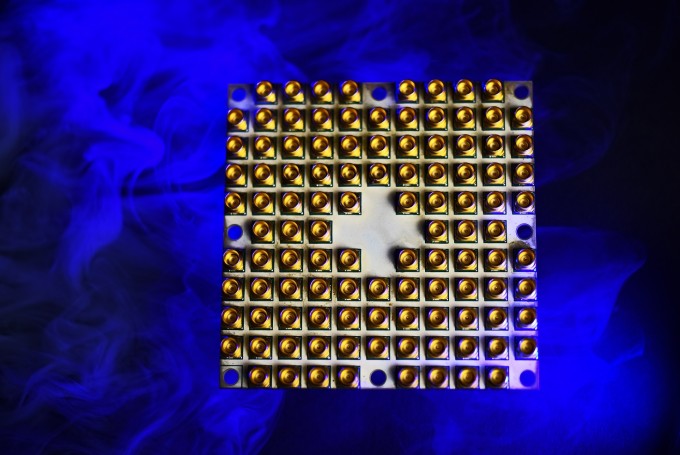 인텔이 공개한 49큐비트 양자컴퓨터 칩. 아직 성능이 논문 등으로 공개되지는 않았다. -사진 제공 인텔
