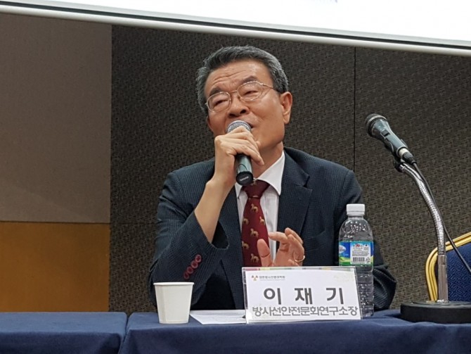 이재기 방사선안전문화연구소장이 라돈관리 대책에 대해 보다 현실적인 방사선피폭선량 측정법부터 마련해야한다고 제안하고 있다- 김진호 기자 제공