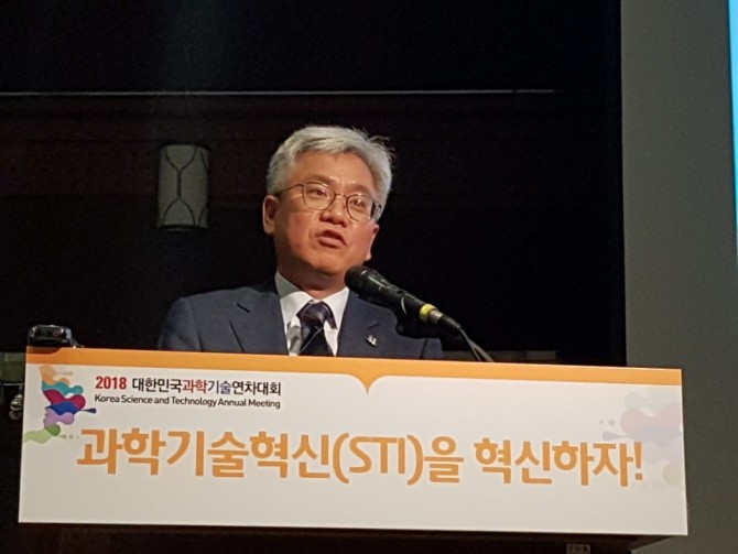 임대식 과학기술정보통신부 과기혁신본부장이 연구개발의 새로운 정책적 패러다임에 대해 설명하고 있다. -김진호 기자 제공