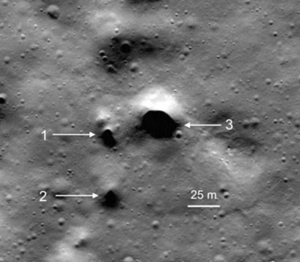 달의 북극에 위치한 용암동굴 입구로 추정되는 장소 - NASA 제공