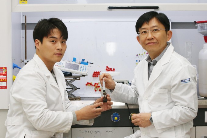 논문 제1저자인 김인호 KAIST 신소재공학과 연구원(왼쪽)과 김상욱 교수. - 사진 제공 KAIST