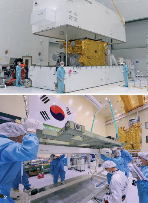 1 ‘천리안 2A호’를 운송하는 특수 컨테이너. 충격과 진동을 방지하는 역할을 한다. 미세먼지나 오염물질이 침투하지 않도록 헤파필터를 설치하고, 습도를 낮게 유지하기 위해 질소 가스 공급 장치를 장착했다. 2 위성뿐만 아니라 위성을 거치하고 옮기는 장비들도 모두 발사장으로 이송한다. 발사장 시설과 민감한 장비 사이에 호환 문제가 생기지 않도록 각별히 신경쓴다. 한국항공우주연구원(KARI) 제공