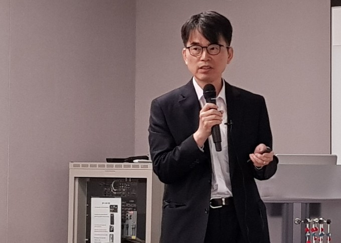 박제근 기초과학연구원(IBS) 강상관계물질연구단 부연구단장(서울대 물리천문학부 교수)이 기자간담회에서 최근 10년 간의 연구성과에 대해 설명하고 있다. - 송경은 기자 kyungeun@donga.com