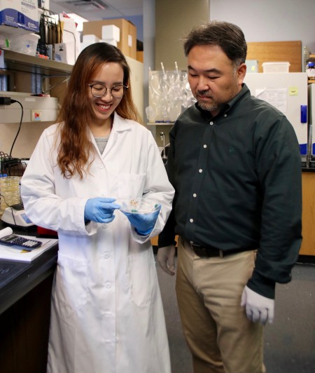 (Left) and Kim Hyun-jun, Professor at the University of Texas-Texas. - Photo presentation by Professor Kim Hyun Joons