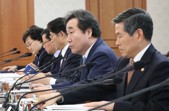 이낙연 총리가 14일 서울정부청사에서 열린 문재인 정부 제1회 과학기술관계장관회의를 주재하고 있다. - 연합뉴스