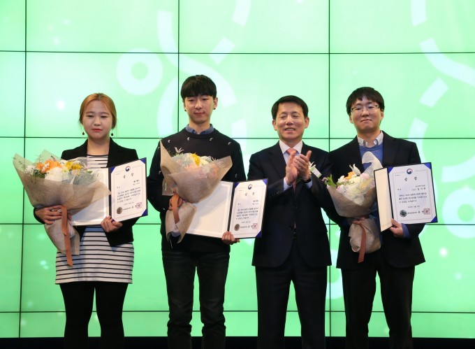 올해 융합연구 활성화 아이디어 공모전에서 1위를 차지한 과학기술연합대학원대학교 게르메스팀과 이진규 과학기술정보통신부 1차관(왼쪽에서 세번째)이 기념촬영을 하고 있다.