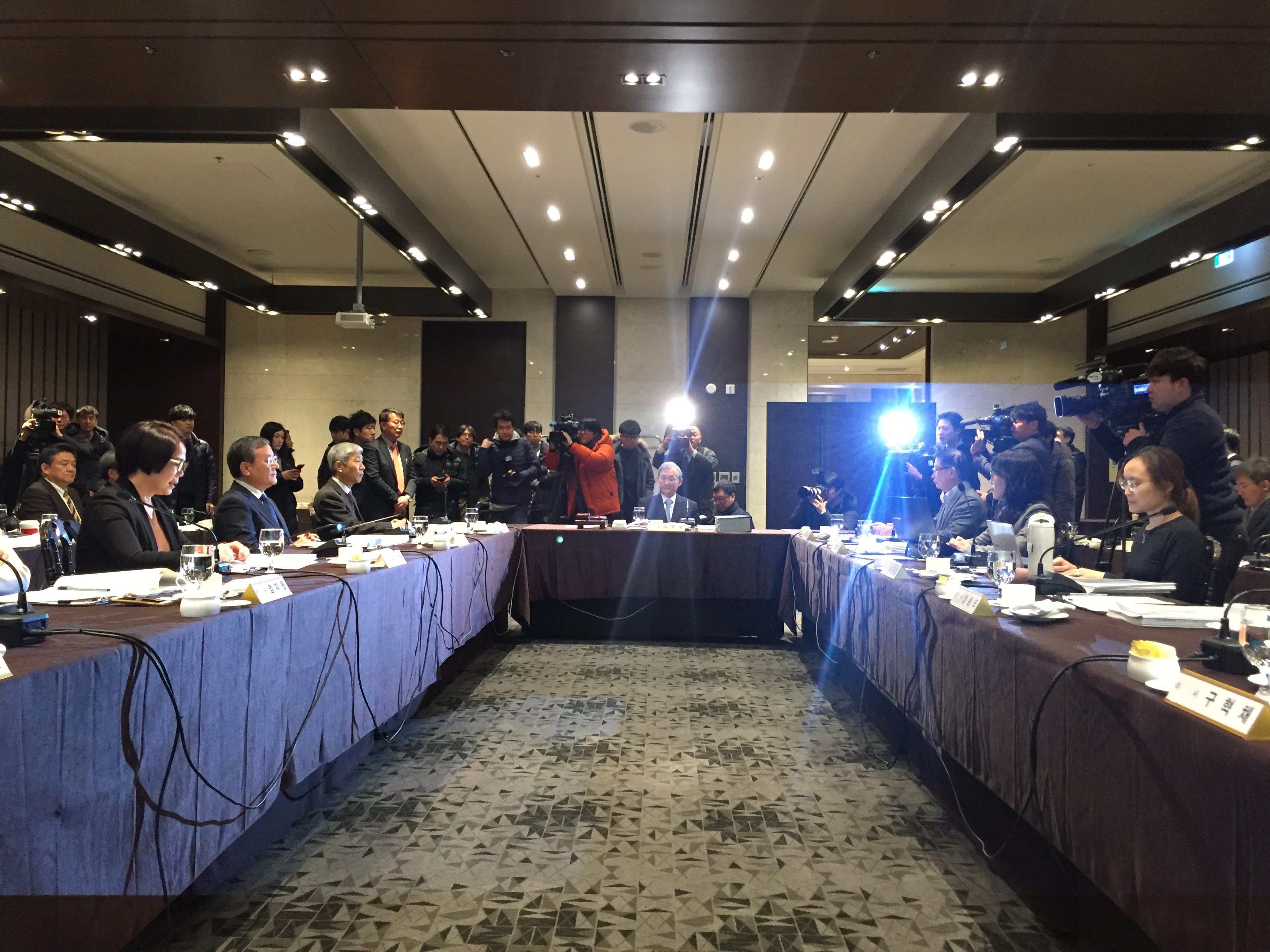 14일 오전 서울 양재동 엘타워에서 개최된 KAIST 정기 이사회에서 신성철 총장의 직무정지 안건이 논의되고 있다. 시작에 앞서 배석한 이사들. 윤신영 기자