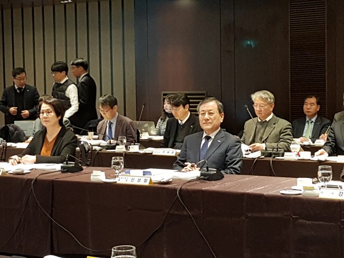 신성철 KAIST 총장이 14일 자신의 직무정지 의결안이 상정된 이사회에 참석하기 위해 자리에 착석한 직후. 이따금씩 물을 마시거나 억지로 엷은 미소를 지어 보이는 등 긴장한 모습이 역력했다. - 송경은 기자 kyungeun@donga.com