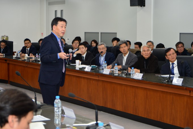 17일 서울 성북구 한국과학기술연구원(KIST) 본원에서 ‘홍릉 클러스터 R&DB 전략’을 주제로 열린 세미나에 연사로 초청된 김종성 미국 보스턴대 경영학과 교수가 최근 미국 보스턴-케임브리지 지역에서 급성장한 바이오 혁신 클러스터 사례를 소개하고 있다. - KIST 제공