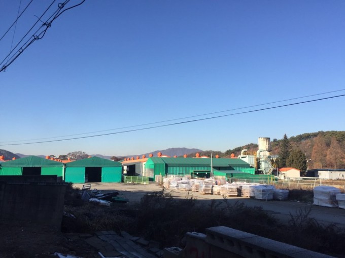 라돈침대 수거 명령을 받은 대진침대의 충남 천안 본사 야적장. 인적이 끊긴 채 텅 비어 있다. - 천안=조승한 기자 shinjsh@donga.com