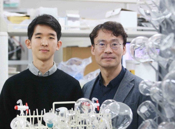 김희탁 KAIST 생명과학공학과 교수(오른쪽)와 추현원 석사과정생은 차세대 2차전지인 리튬-황 전지의 이론용량을 92%까지 따라잡은 전지를 개발했다고 30일 밝혔다. KAIST 제공