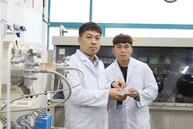 이진우 KAIST 생명화학공학과 교수(왼쪽)와 임원광 석박사통합과정생은 새로운 황 담지채를 개발해 리튬-황 이차전지의 성능을 높이는 데 성공했다고 밝혔다. KAIST 제공