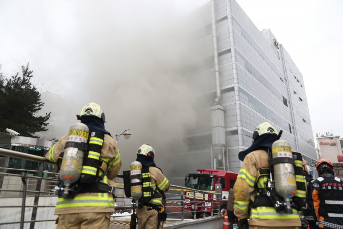 제3차 과기장관회의에서 ′재난·안전 R&D 투자 혁신방안′이 논의됐다. 사진은 서울 서대문구 충정로 KT 아현빌딩 화재 당시 현장. 연합뉴스