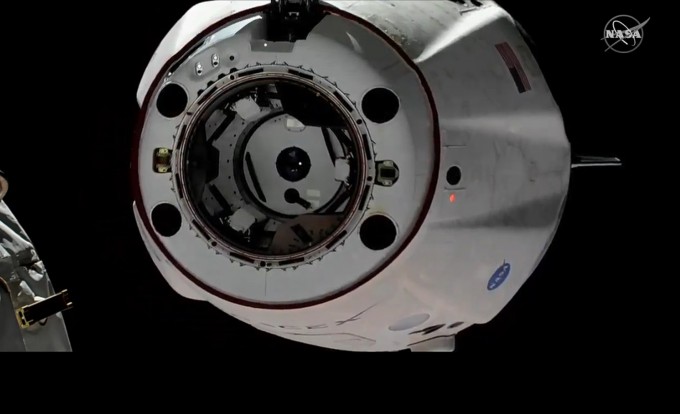 분리된 직후 ISS에서 멀어지는 크루드래건을 다른 각도에서 찍었다. NASA TV 캡쳐