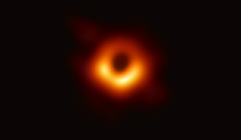 최초의 블랙홀 영상. 사진제공 EHT