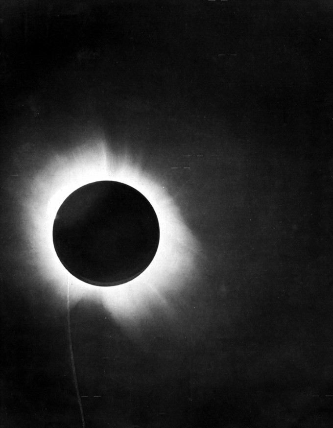 100년 전인 1919년 영국 천체물리학자 아서 에딩턴의 일식 관측 영상이다. 에딩턴은 일식 때 태양 주변에서 관측되는 별의 위치를 태양이 없을 때의 위치와 비교해 일반상대성이론을 증명했다. 100년 뒤. 이번에는 태양보다 훨씬 강한 블랙홀의 중력으로 이론이 증명됐다. 사진제공 위키미디어