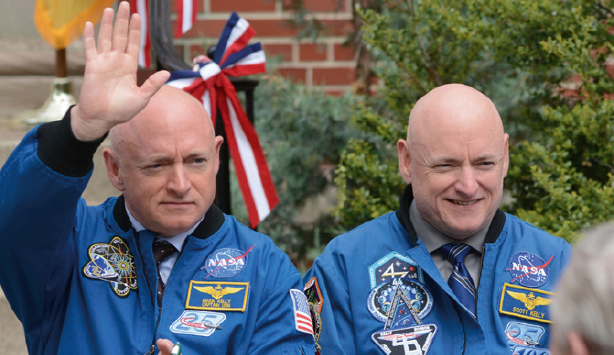 코로나19 증상이 유전적 요인에 영향을 받을 수도 있다는 연구결과가 나왔다.국제우주정거장(ISS)에 340일간 머물렀던 스콧 켈리(오른쪽)와 지구에 있었던 마크 켈리(왼쪽)는 일란성 쌍둥이. NASA 제공