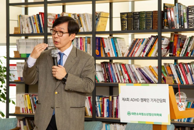김붕년 대한소아청소년정신의학회 이사장(서울대병원 정신건강의학과 교수)이 ADHD에 대한 최신 연구 성과를 발표하고 있다. 대한소아청소년정신의학회 제공