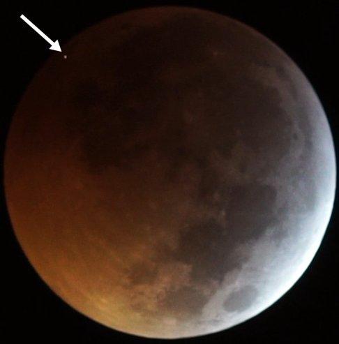 지난 1월 21일 발생한 개기월식 도중 순간 번쩍이는 섬광의 모습이다. 호세 마리에 메리에도 제공