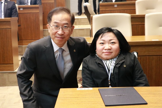 국양 DGIST 총장과, 이번에 정규직으로 임용된 이진희 미래자동차융합연구센터 선임전임연구원이 함께 기념촬영을 하고 있다. 사진제공 DGIST
