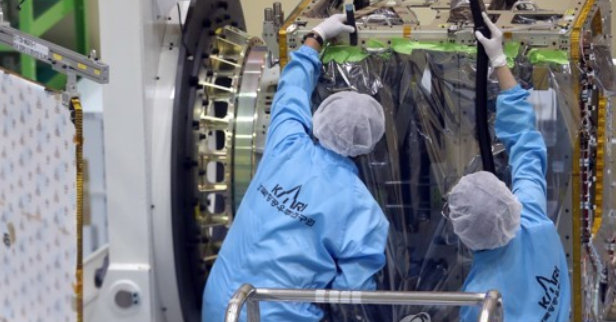 At the Korea Aerospace Research Institute (Hang Woo-yeon) in Yuseong-gu, Daejeon, Korea Aerospace Industries (KAI) and Hang Woo-yeon are working on the development of the next-generation No. 1 mid-size satellite.  Yonhap news provided