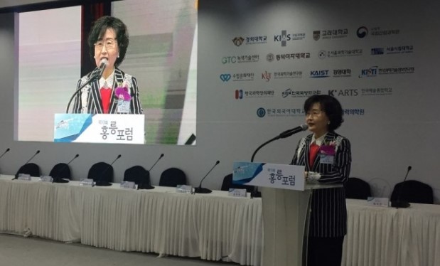 29일 서울 노원 서울과학기술대 테크노큐브동 12층에서 제13회 홍릉포럼이 열렸다. 김명자 한국과학기술단체총연합회 회장은 홍릉 지역의 강소연구개발특구 지정을 주장했다. 고재원 기자 jawon1212@donga.com