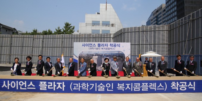 12일 열린 착공식에서 관계자들이 시삽을 하고 있다. (왼쪽부터) 김지영 전 여성과학기술지원센터 이사장, 안성우 정림종합건축 본부장, 이상현 서한종합건축사사무소 대표이사, 문선동 한진중공업 건축사업본부장, 곽결호 전 환경부 장관, 김우식 전 부총리 겸 과기부 장관(고문), 김병수 과총 명예회장, 조완규 과총 명예회장, 김명자 과총 회장, 서정욱 전 과기부 장관(고문), 채영복 과총 명예회장, 이기준 과총 명예회장, 박원훈 전 산업기술연구회 이사장(고문), 박호군 전 과기부 장관(고문), 이우일 과총 차기회장, 이은우 과총 사무총장. 한국과학기술단체총연합회 제공
