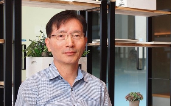 염인복 한국전자통신연구원(ETRI) 위성기술연구그룹장. 30년 가까이 통신위성을 연구했다. 그는 “정보통신기술 강국인 한국은 지상망이 워낙 발달해 상대적으로 통신위성 연구가 소외돼 있다”고 말했다. 대전=윤신영 기자