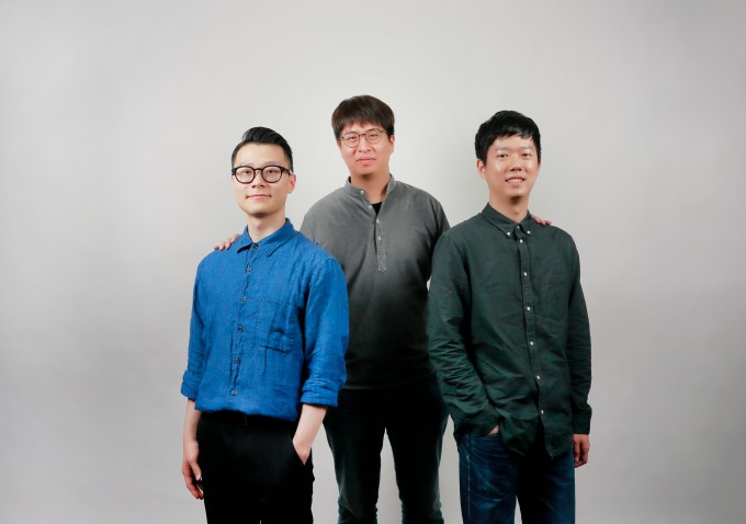 울산과학기술원(UNIST)는 이상영∙곽상규 에너지및화학공학부 교수 연구팀이 탄소나노튜브에 리튬이 갇히는 원리를 규명해 물속에서도 안전하게 리튬을 저장하는 기술을 개발했다. 조석규(왼쪽) UNIST 박사과정생, 정관영(가운데) UNIST 연구원, 이지윤(오른쪽) UNIST 연구원도 함께 연구에 참여했다. UNIST 제공