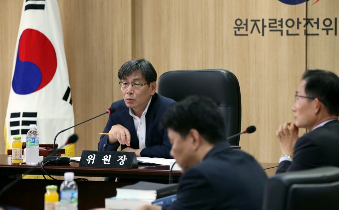 엄재식 원자력안전위원회 위원장은 이달 12일 제104회 원자력안전위원회를 열고 위원들과 논의하고 있다. 원자력안전위원회 제공