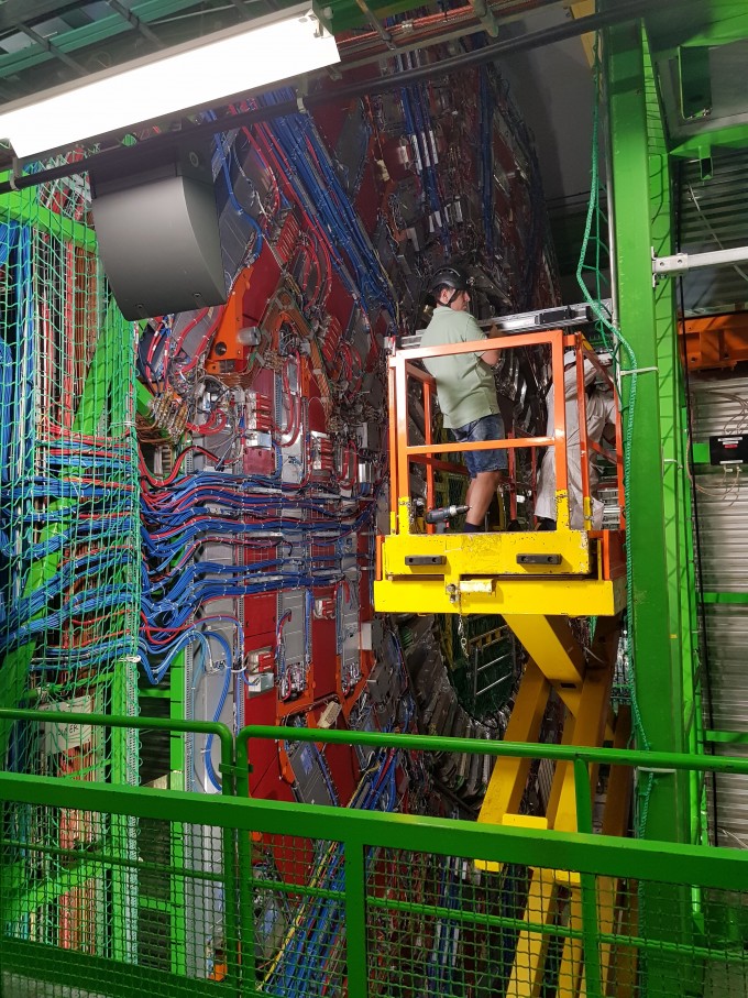 유럽입자물리연구소(CERN)의 ′CMS′(뮤온 압축 솔레노이드) 모습. CMS는 대형강입자가속기의 검출기 중 하나다. 연합뉴스 제공