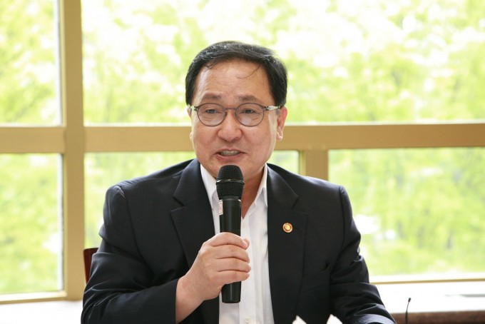 유영민 과학기술정보통신부 장관이 22일 정부 과천청사에서 가진 오찬간담회에서 기자들의 질문에 답하고 있다. 과학기술정보통신부 제공