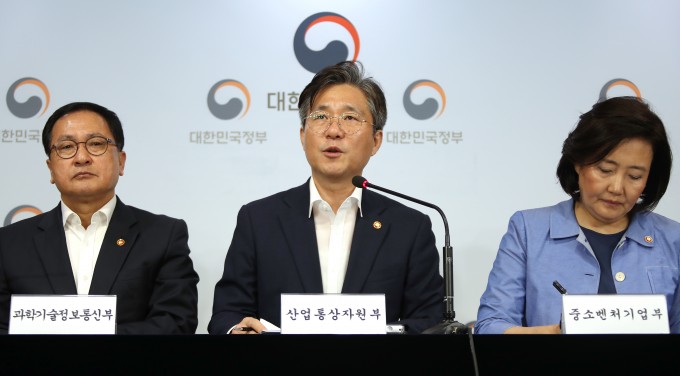 성성윤모 산업통상자원부 장관 등이 '소재·부품·장비 경쟁력 강화대책'을 발표하고 있다. 왼쪽부터 유영민 과학기술정보통신부 장관·성 장관·박영선 중소벤처기업부 장관. 연합뉴스