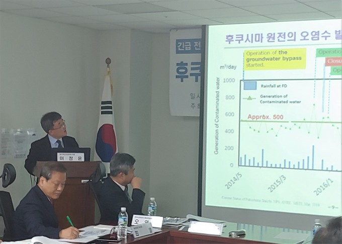 이정윤 원자력안전과미래 대표가 후쿠시마 원전 오염수의 예상 문제와 대응 방안에 대해 발제하고 있다. 조승한 기자 shinjsh@donga.com