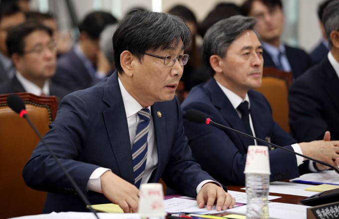 엄재식 원자력안전위원회 위원장이 21일 국회에서 열린 과학기술정보방송통신위원회의 원자력안전위원회 소관 감사대상기관 종합 국정감사에서 의원들 질의에 답하고 있다. 연합뉴스 제공