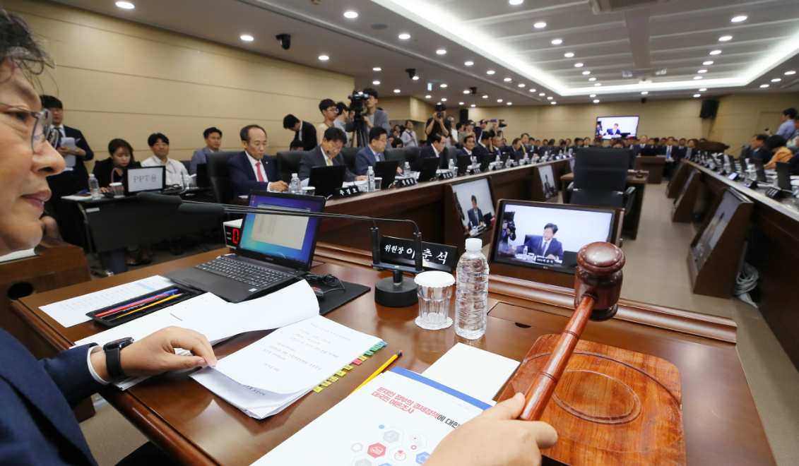 2019 국정감사가 시작된 2일 이춘석 위원장이 의사봉을 두드리고 있다. 연합뉴스 제공