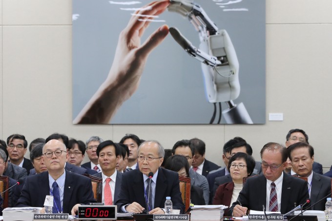 11일 서울 여의도 국회 과학기술정보방송통신위원회에서는 과학기술정보통신부 국가출연연구기관 국정감사가 열렸다. 이날 국감에서는 조국 법무부 장관의 딸이 한국과학기술원(KIST)에서 학생연구원 신분으로 사흘 근무하고 3주짜리 근무 증명서를 발급받은 것과 관련해 KIST에 집중 포화가 쏟아졌다. 연합뉴스 제공