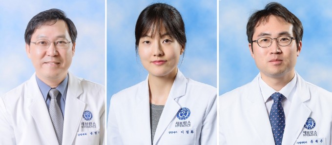 송영구 강남세브란스 감염내과 교수와 이경화 감염내과 교수, 동재준 가정의학과 교수(왼쪽부터)와 인공지능 전문기업 셀바스AI 공동 연구팀이 환자의 임상 데이터에서 임상변수 10개를 활용하는 AI를 개발했다. 강남세브란스 제공