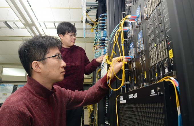 ETRI 연구진이 개발한 DetNet 기술을 시험하기 위해 케이블을 점검하고 있다. ETRI 제공.