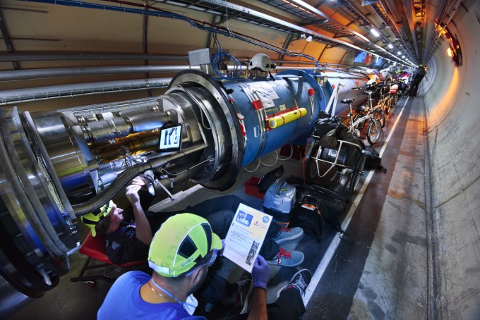 유럽입자물리연구소(CERN)의 엔지니어가 거대강입자충돌기(LHC) 내부 시설을 설치하고 있다. LHC는 2009년 11월 말 세계 최고 출력의 양성자 빔을 처음 발생시킨 뒤 10년 이상 세계에서 가장 강력한 에너지를 발생시키는 충돌기의 지위를 지키고 있다. CERN 제공