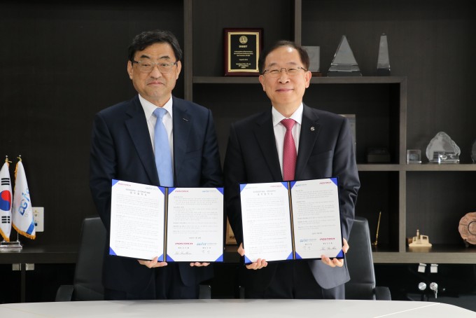 관련사진1.국양 DGIST 총장(오른쪽)과 김무환 POSTECH 총장(왼쪽)이 업무협약식 후 기념촬영을 하고 있다.